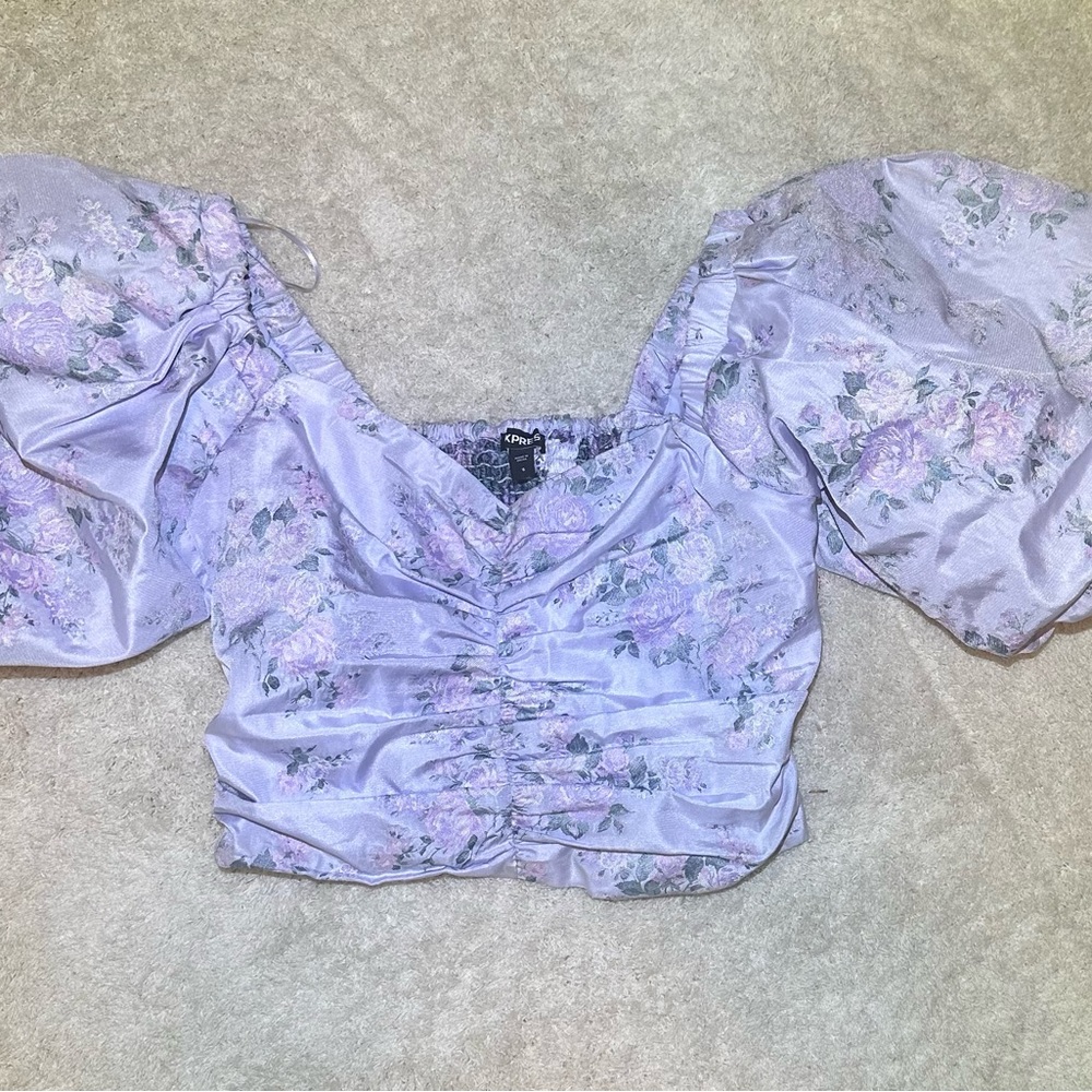 Express/small with overlarge puffy sleeves.can wear on shoulder or off shoulder